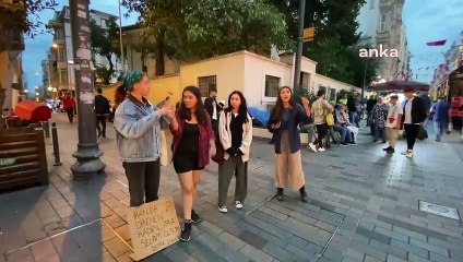 Kadınlar Masha Amini'nin ölümünü Taksim'de saçlarını keserek protesto etti