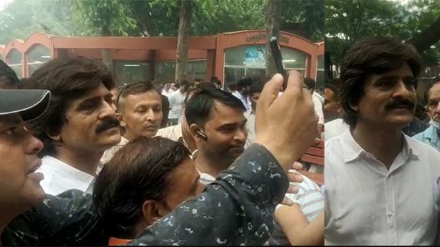 Raju Srivastava Antim Sanskar में Ahsaan Qureshi Fans Photo Click कराते Video Viral *Entertainment