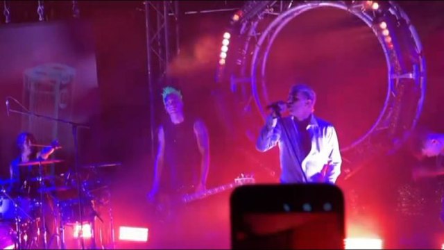 Alla Darsena di Milano come al mare per lo show di Achille Lauro
