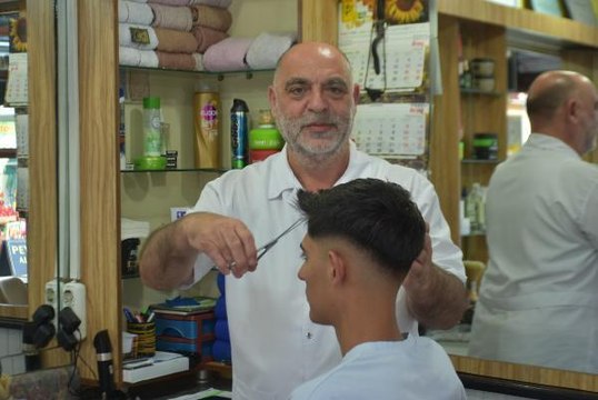 EDİRNE'DE BULGAR VE YUNAN MÜŞTERİSİ OLAN BERBERLER, PAZAR GÜNÜ KAPANMAYA KARŞI