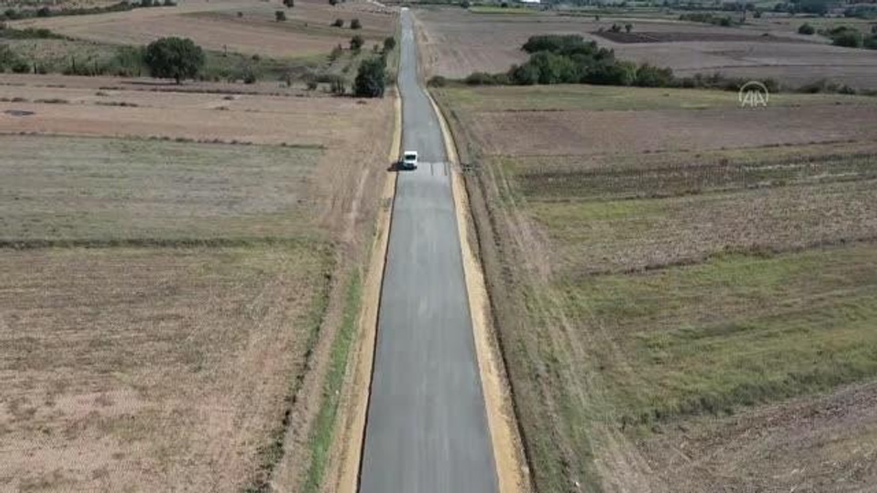 Köy yolları asfalt yerine beton kullanılarak ye...
