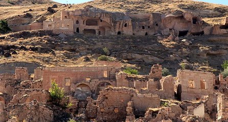 Baraj suları çekildi; eski mahalle ortaya çıktı