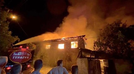 Geceyi gündüze çeviren yangın mahalle halkını seferber etti