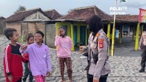 Polisi di Bantul Bermain Bersama Anak-Anak Pesisir