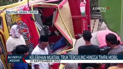 Video herunterladen: Akibat Kelebihan Muatan, Sebuah Truk Terguling dan Timpa Mobil