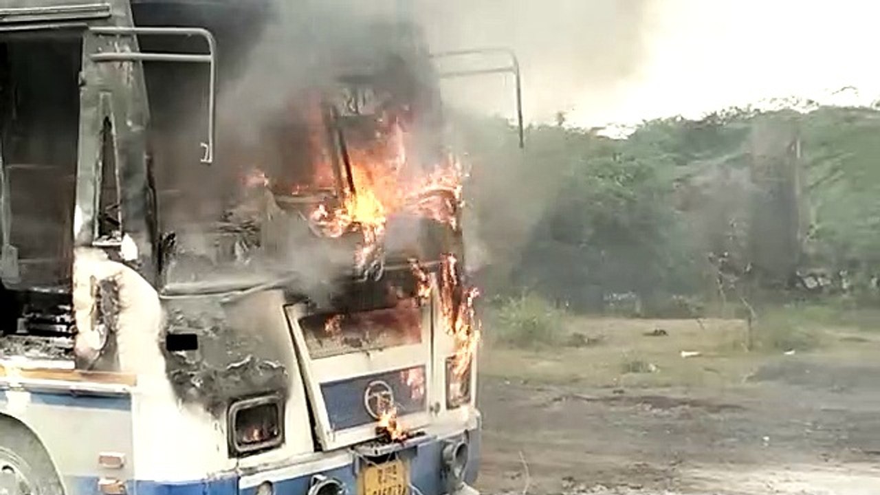 रोडवेज ने कुची बालिका, पदयात्रियों ने किया रोडवेज को आग के हवाले
