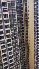 Un hombre es cazado tras quedar suspendido desde un veinteavo piso en ropa interior