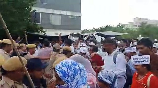 हक मांगने आए शिक्षकों के साथ पुलिस ने की धक्का मुक्की