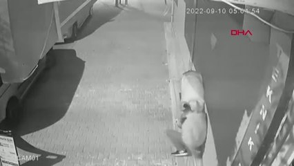 İSTANBUL ? ARNAVUKTÖY'DE KEPENGİ ELLERİYLE KALDIRIP HIRSIZLIK YAPAN ŞÜPHELİLER KAMERADA