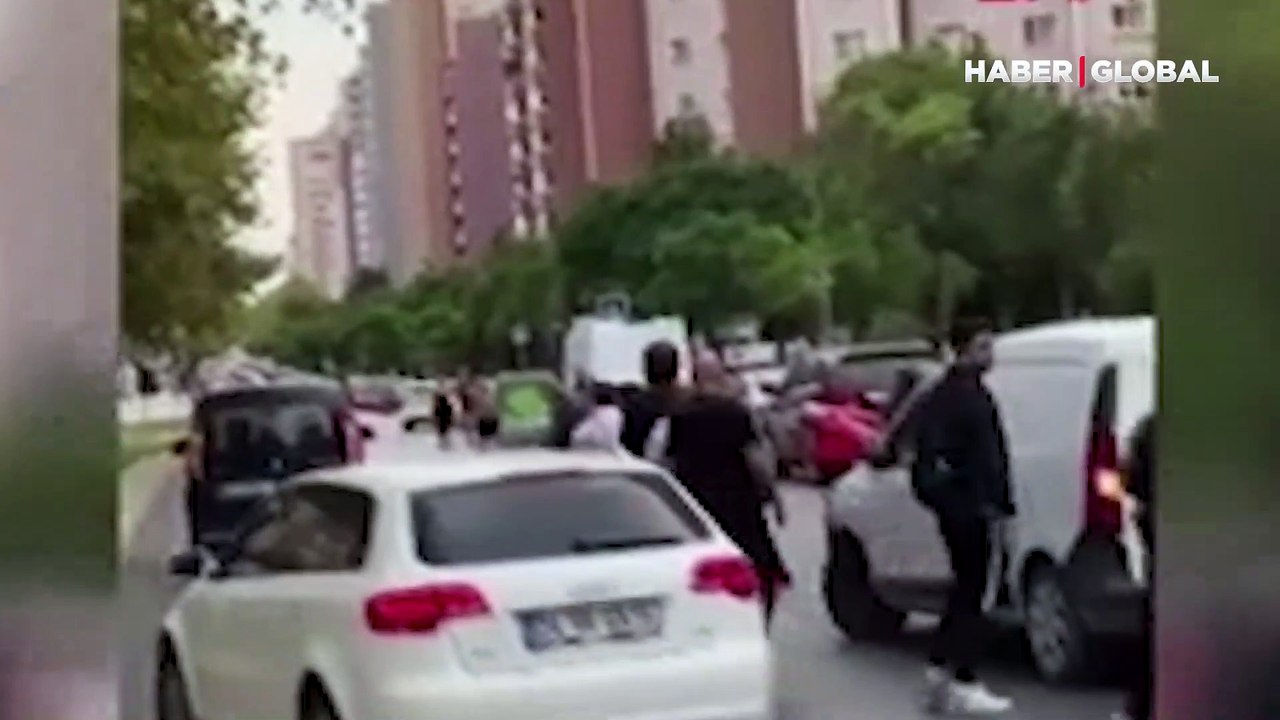 Kavgayı ayırmak isterken dayak yedi! O anlar kameraya yansıdı