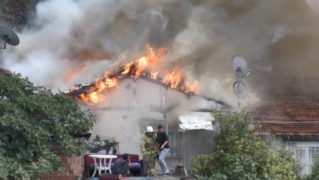 SARIYER'DE EVİNİN ALEV ALEV YANIŞINI ÇARESİZLİK İÇİNDE İZLEDİ
