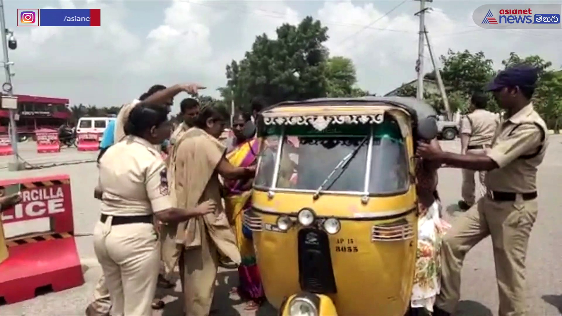 కేటీఆర్ ఇలాకాలో డబుల్ బెడ్రూం రగడ... సిరిసిల్ల కలెక్టరేట్ ముట్టడితో ఉద్రిక్తత