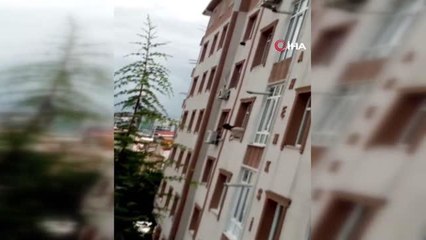 Küçükçekmece'de annesi uyurken cama çıkan çocuk yürekleri ağızlara getirdi