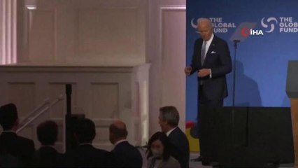 Biden'ın sahnedeki hareketleri sosyal medyada gündem oldu