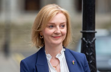 Télécharger la video: Liz Truss verurteilt Wladimir Putins Drohung, Atomwaffen einzusetzen