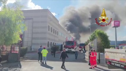Incendio in un capannone di Modugno, forse causato da corto circuito