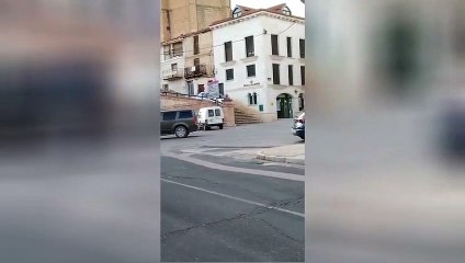 Un coche baja las escaleras peatonales de Langa de Duero