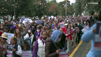 La folla insorge in Ecuador contro un femminicidio di "Stato"