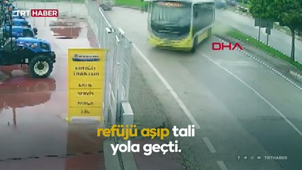 Bursa'da halk otobüsü refüjü aşıp yoldan çıktı
