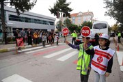 Son dakika haber... Öğrenciler trafik polisi oldu, trafik kurallarına düdükleriyle dikkat çekti