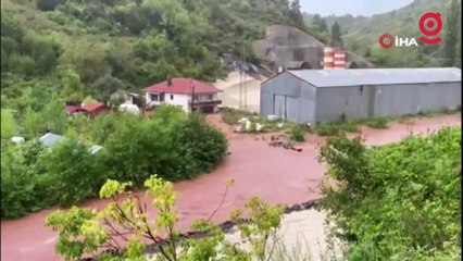 Sağanak sonrası taşkınlar oluştu, denizin rengi değişti