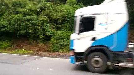 Caminhão com carga de madeiras tomba na Serra Dona Francisca, em Joinville