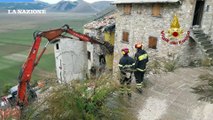 Terremoto, a Castelluccio di Norcia le demolizioni dei vigili del fuoco