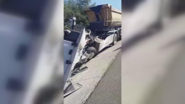 Tırla çarpışan kamyonetin sürücüsü hayatını kaybetti