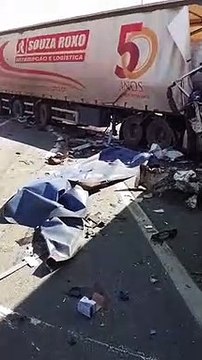 Duas pessoas ficam feridas após acidente com três caminhões na BR-101, em Joinville