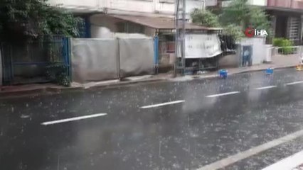 Küçükçekmece'de dolu ile karışık yağmur etkili oldu