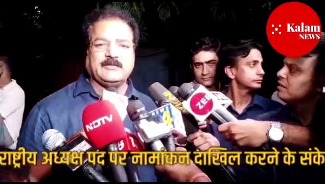 गहलोत के यह कहने पर बैठक में कई विधायकों ने कहा कि आपको यहीं पर रहना है। इस पर गहलोत ने कहा कि मैं कुछ भी बन जाऊं, लेकिन आपसे दूर नहीं रहूंगा, अंतिम सांस तक राजस्थान की सेवा करूंगा।