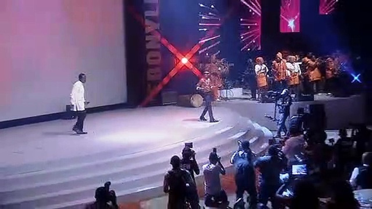 WIZKID PROSTRATES FOR KING SUNNY ADE