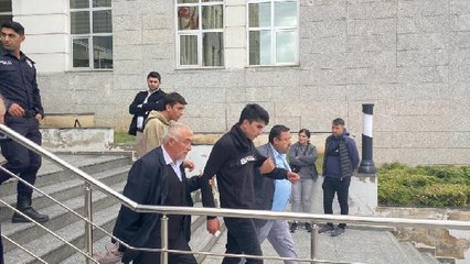 AYŞEGÜL'ÜN AĞABEYİ SALONDA TERCÜMANA JİLETLE SALDIRDI, DURUŞMA ERTELENDİ