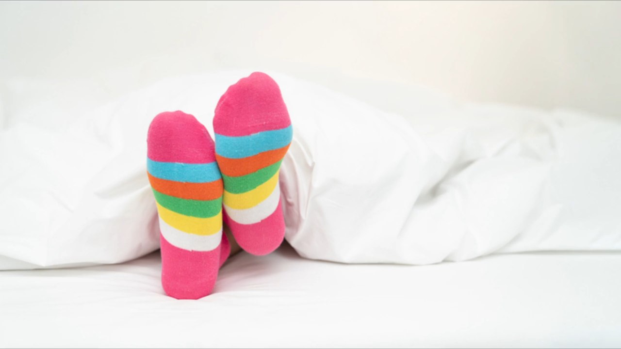 Darum sollte man beim Schlafen Socken tragen
