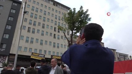 Muş haberi | Muş'ta meraklı vatandaşlar intihara kalkışan genci saatlerce yağmurun altında izledi