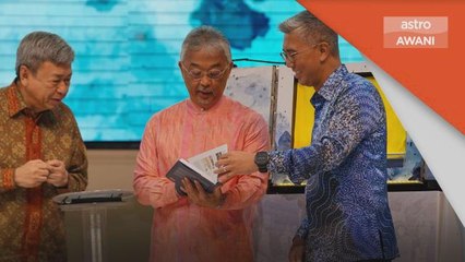 Pandemik COVID-19 | Tengku Zafrul hargai jasa ‘Frontliners’ melalui buku sulung
