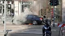 Milano, macchina prende fuoco tra viale Monte Nero e corso XXII Marzo: salvo l'autista