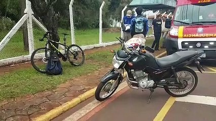 Adolescente cai de bicicleta no Centro e sofre contusões no quadril e joelho
