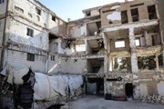 Suriye'de yerinden edilenler yıkılma tehlikesi altındaki binalarda yaşamlarını sürdürmeye çalışıyor