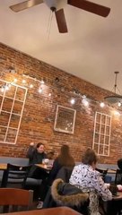 El cocinero viendo si sus clientes están comodos