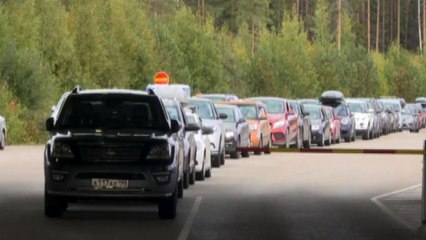 Lunga fila di auto alla frontiera tra Finlandia e Russia