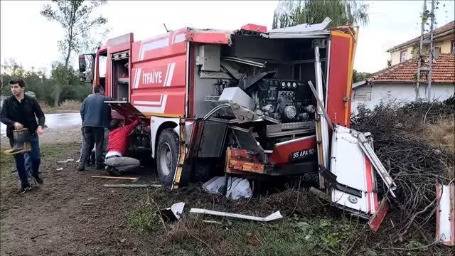 Son dakika haber! İtfaiye aracı şarampole devrildi, 2 itfaiye eri yaralandı