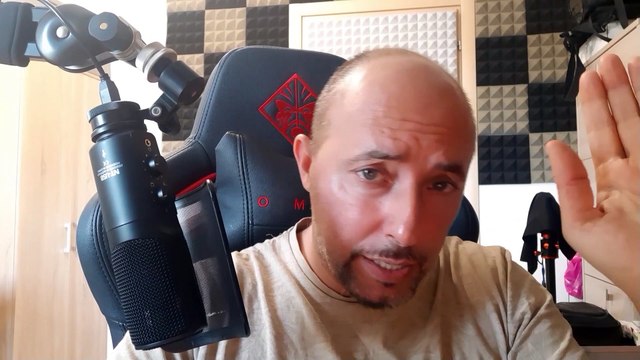 Gf Vip, Attilio Romita contro Giucas Casella Vecchio bavoso con quelle 2