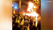 شاهد: حرق الحجاب وصور رجال الدين.. المتظاهرون يتحدون النظام الاسلامي في ايران بعد وفاة مهسا أميني