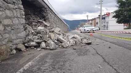 Sağanak sonrası istinat duvarı çöktü