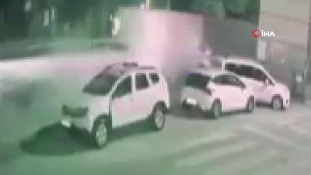 Son dakika haberi: Kontrolden çıkan otomobil bariyerlere böyle çarptı... Bu kazadan burunları bile kanamadan kurtuldular