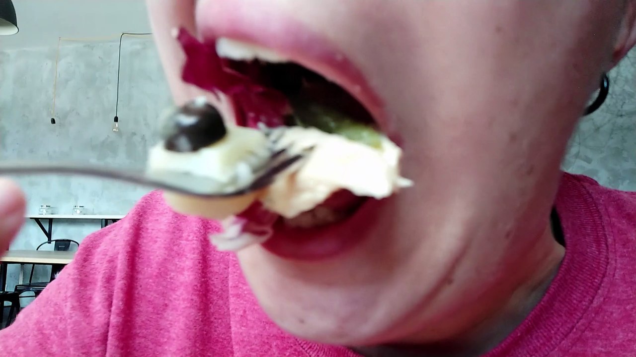 Insalata di Pollo con patate, lattuga e olive + pane - MUKBANG