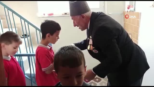 Son dakika haber | Kıbrıs gazisinden evde öğrencilere barış dersi: Türk askeri her yere sevgiyi ve barışı götürür