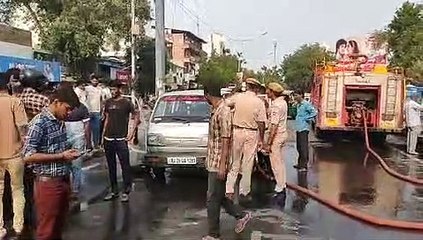 Burning Van : वैन में आग, पुलिस ने तीन जनों को सुरक्षित बाहर निकाला