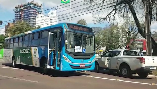 Ônibus e caminhonete se envolvem em forte colisão na Avenida Brasil